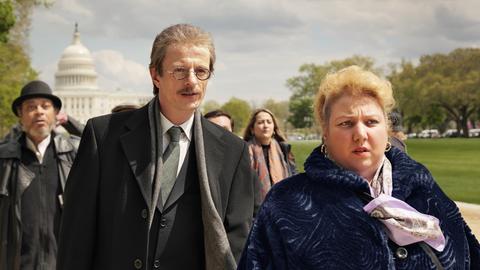 Die Schauspieler Alexander Scheer und Meltem Kaptan stehen in einer Szene des Films "Rabiye Kurnaz gegen George W. Bush" vor dem Weißen Haus in Washington.
