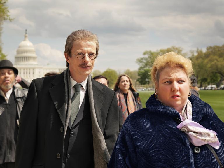 Die Schauspieler Alexander Scheer und Meltem Kaptan stehen in einer Szene des Films "Rabiye Kurnaz gegen George W. Bush" vor dem Weißen Haus in Washington.

