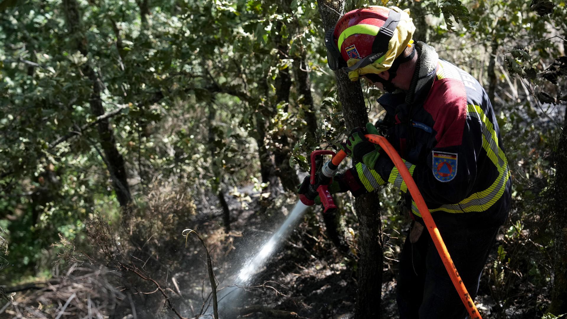 Einsatzkräfte einer für Waldbrände spezialisierten Feuerwehr aus Nordrhein-Westfalen unterstützen die Brandbekämpfung im Gebiet bei Moreda. Einsatzkräfte einer für Waldbrände spezialisierten Feuerwehr aus Nordrhein-Westfalen unterstützen die Brandbekämpfung im Gebiet bei Moreda.