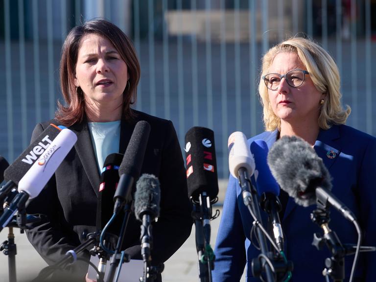 Gemeinsame Pressekonferenz von Ministerinnen Annalena Baerbock und Svenja Schulze vor dem Bundeskanzleramt 