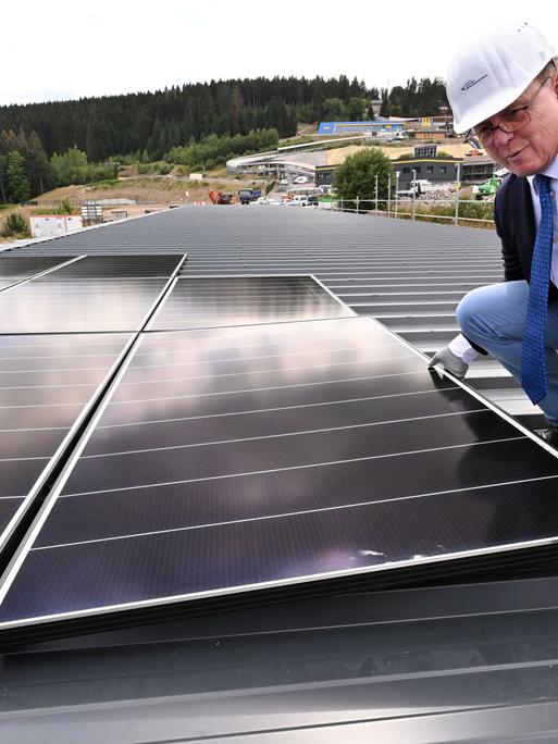 Thüringens Ministerpräsident besucht während seiner Sommertour das Projekt "Nachhaltiges Oberhof" mit dem Bau einer Photovoltaikanlage im Wintersportzentrum in Oberhof.
