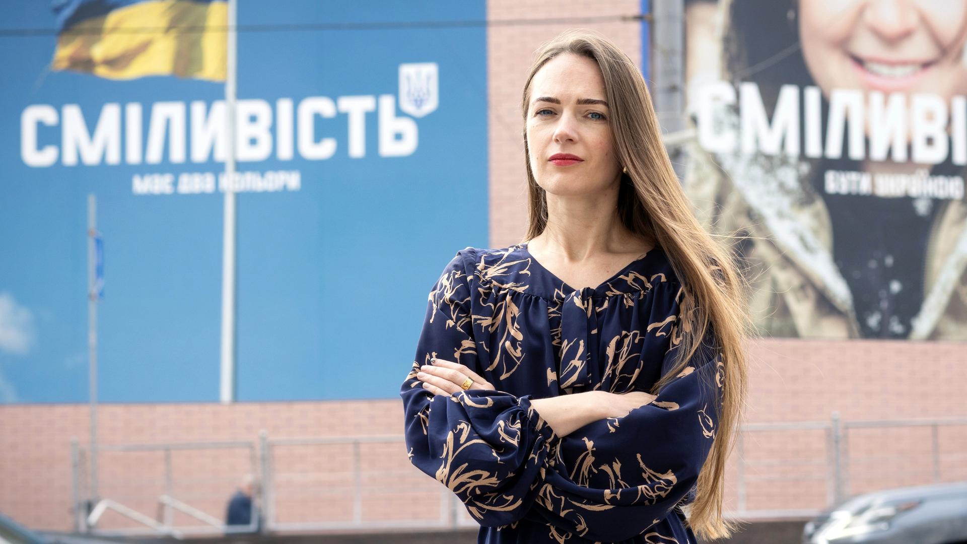 Oleksandra Matviichuk verschränkt die Arme vor ihrem Körper.