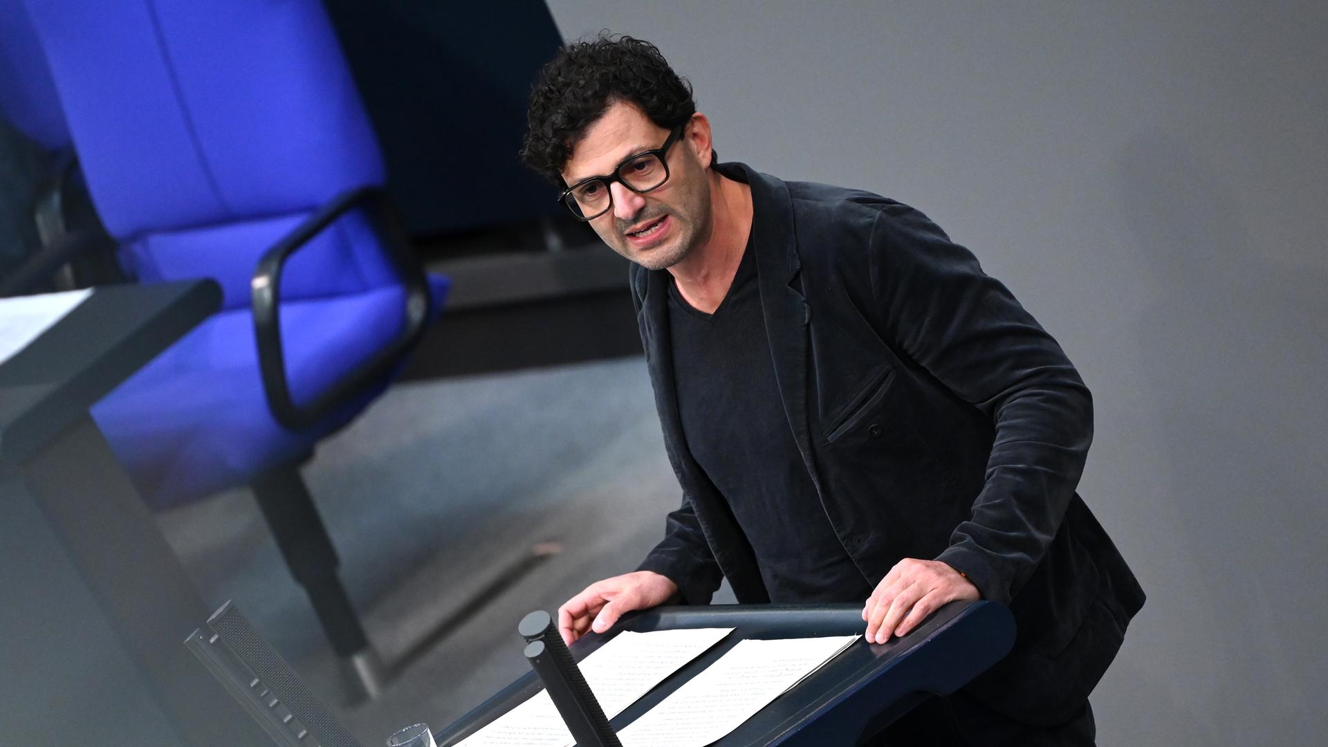 Luigi Pantisano (Die Linke) spricht im Deutschen Bundestag.