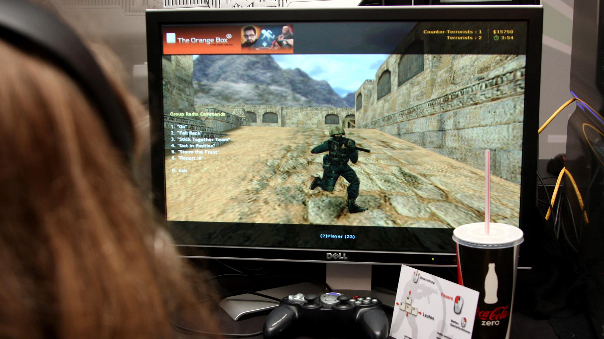 Eine Frau spielt den Videospielklassiker "Counterstrike: Source"