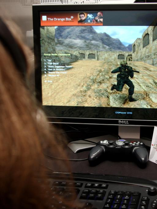 Eine Frau spielt den Videospielklassiker "Counterstrike: Source"