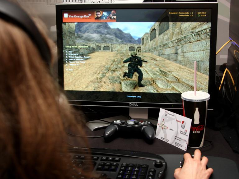 Eine Frau spielt den Videospielklassiker "Counterstrike: Source"