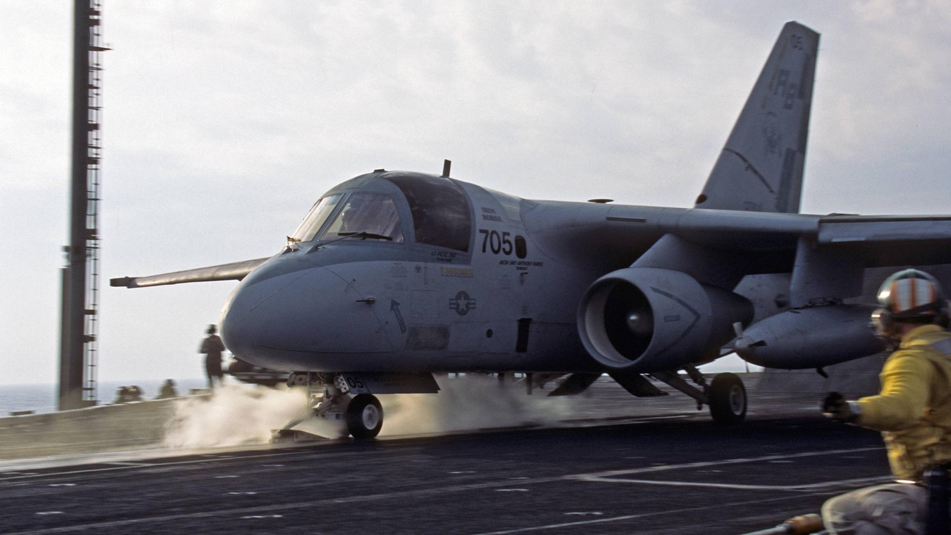 Eine S-3B Viking der VS-32 Maulers beim Katapultstart vom Flugzeugträger USS Enterprise (CVN-65) im Persischen Golf im Jahr 2004 Eine S-3B Viking der VS-32 Maulers beim Katapultstart vom Flugzeugträger USS Enterprise (CVN-65) im Persischen Golf im Jahr 2004