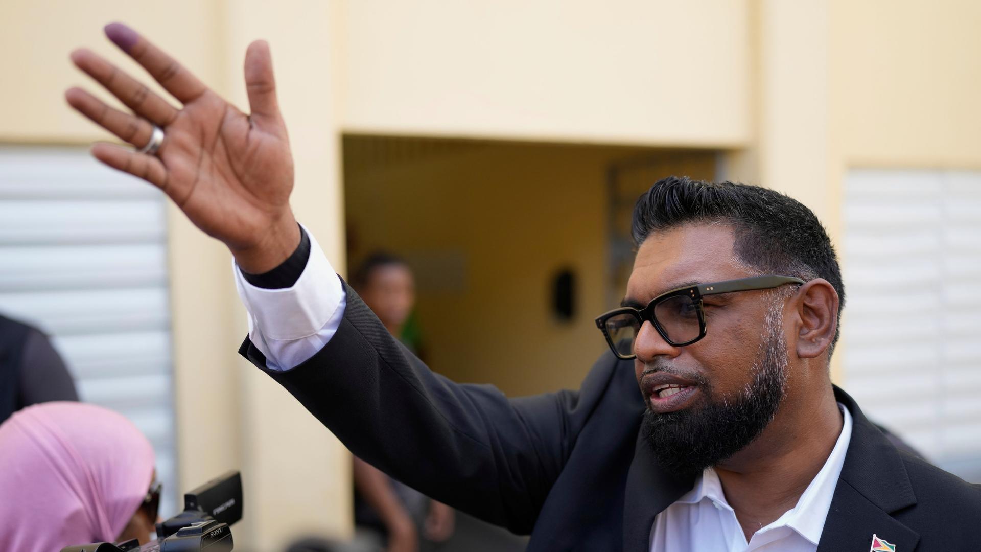 Der Präsident des südamerikanischen Landes Guyana, Irfaan Ali, winkt nach der Stimmabgabe bei der Parlamentswahl. Der Präsident des südamerikanischen Landes Guyana, Irfaan Ali, winkt nach der Stimmabgabe bei der Parlamentswahl.