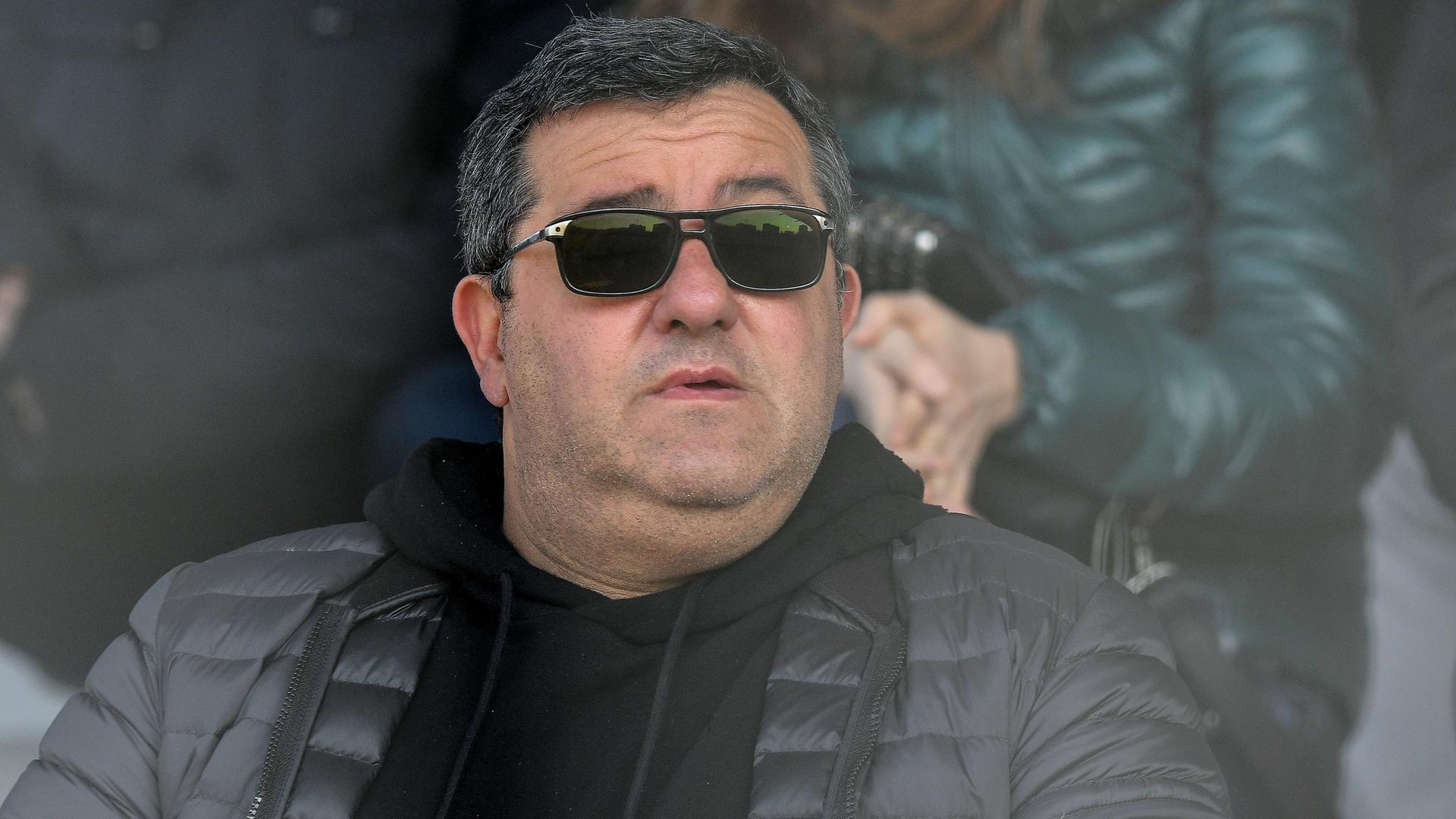 Der Spielerberater Mino Raiola sitzt mit Sonnenbrille im Stadion auf der Tribüne