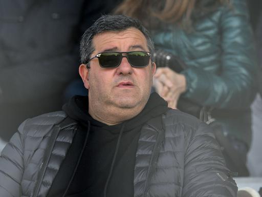 Der Spielerberater Mino Raiola sitzt mit Sonnenbrille im Stadion auf der Tribüne