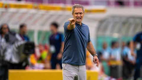 Christian Wück gestikuliert an der Seitenlinie.