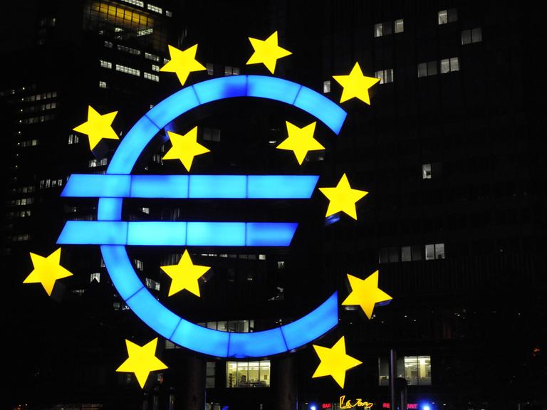 Das Euro-Zeichen, das sich vor der Europäischen Zentralbank in Frankfurt befindet, leuchtet in der Nacht Das Euro-Zeichen, das sich vor der Europäischen Zentralbank in Frankfurt befindet, leuchtet in der Nacht