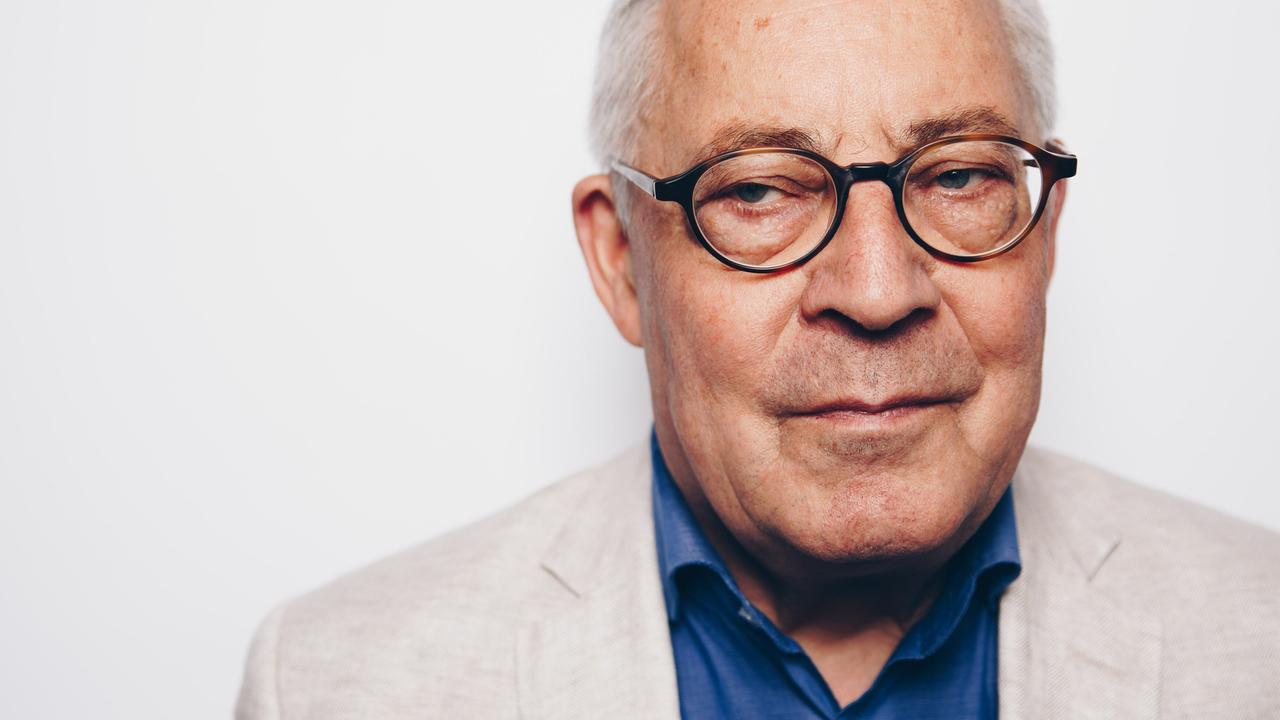 Ein Porträt von Karl Schlögel in weißem Anzug