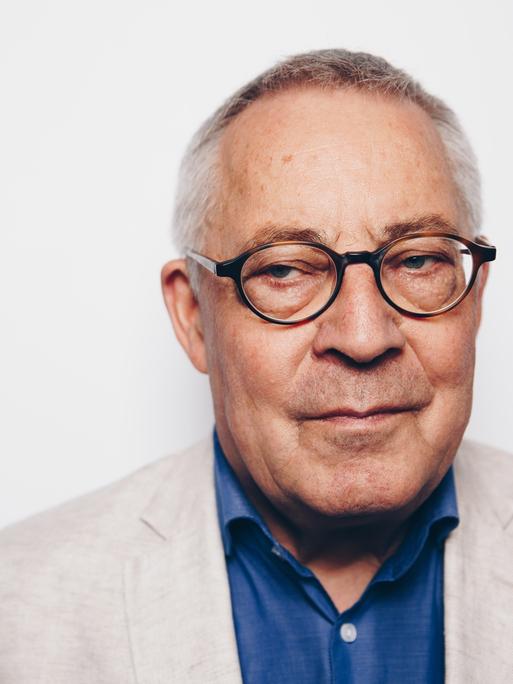 Ein Porträt von Karl Schlögel in weißem Anzug