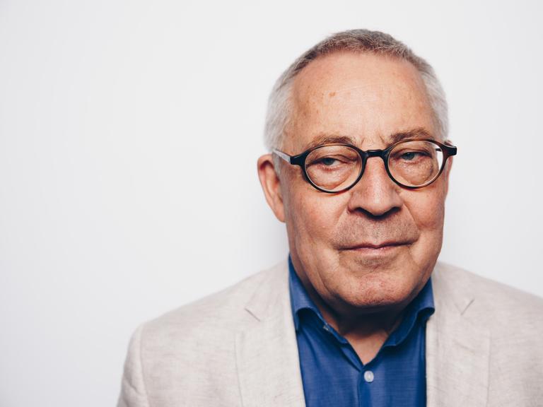 Ein Porträt von Karl Schlögel in weißem Anzug