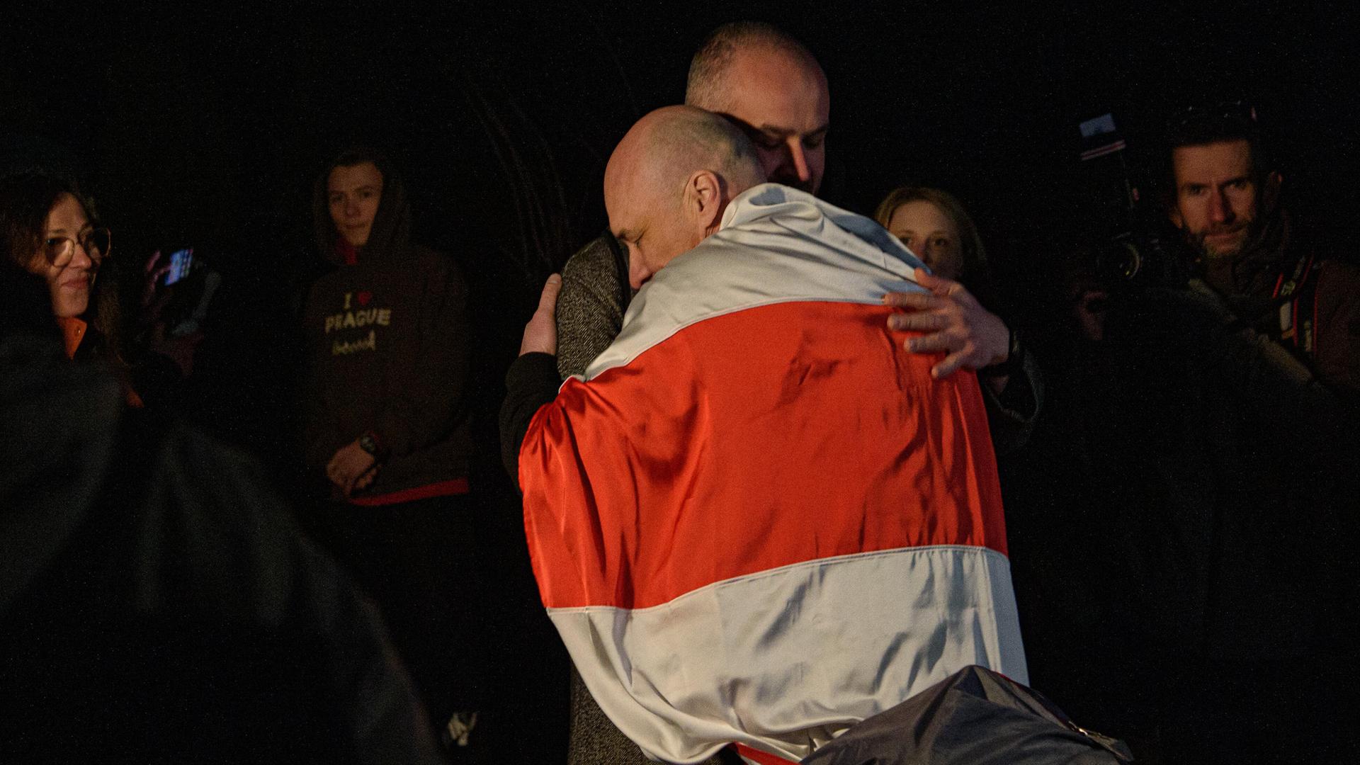 Zwei der belarussischen Oppositionellen umarmen sich nach ihrer Ankunft in Litauen. Zwei der belarussischen Oppositionellen umarmen sich nach ihrer Ankunft in Litauen.