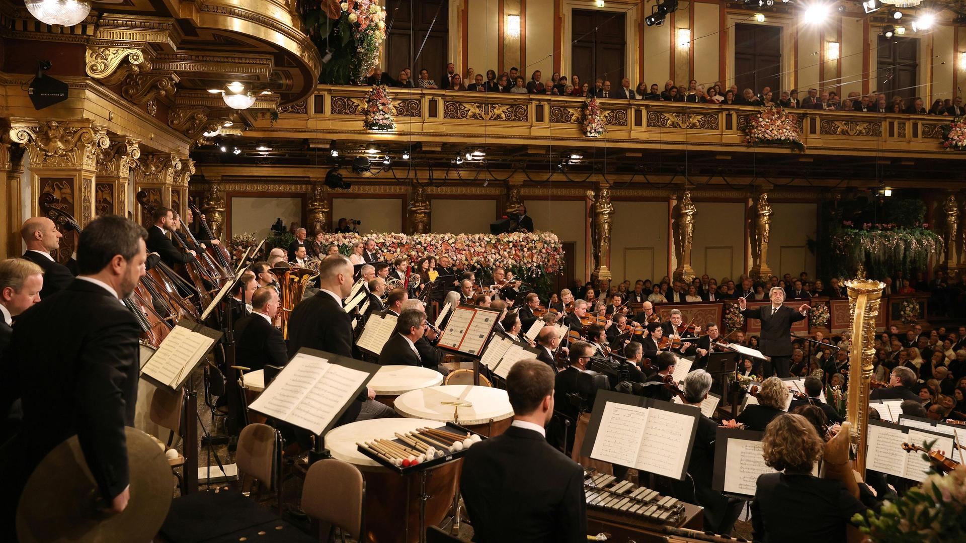 Die Wiener Philharmoniker unter Dirigent Riccardo Muti spielen anlässlich des Neujahrskonzertes 2025 im Goldenen Saal des Musikvereins in Wien.