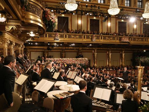 Die Wiener Philharmoniker unter Dirigent Riccardo Muti spielen anlässlich des Neujahrskonzertes 2025 im Goldenen Saal des Musikvereins in Wien.