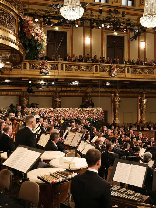 Die Wiener Philharmoniker unter Dirigent Riccardo Muti spielen anlässlich des Neujahrskonzertes 2025 im Goldenen Saal des Musikvereins in Wien.