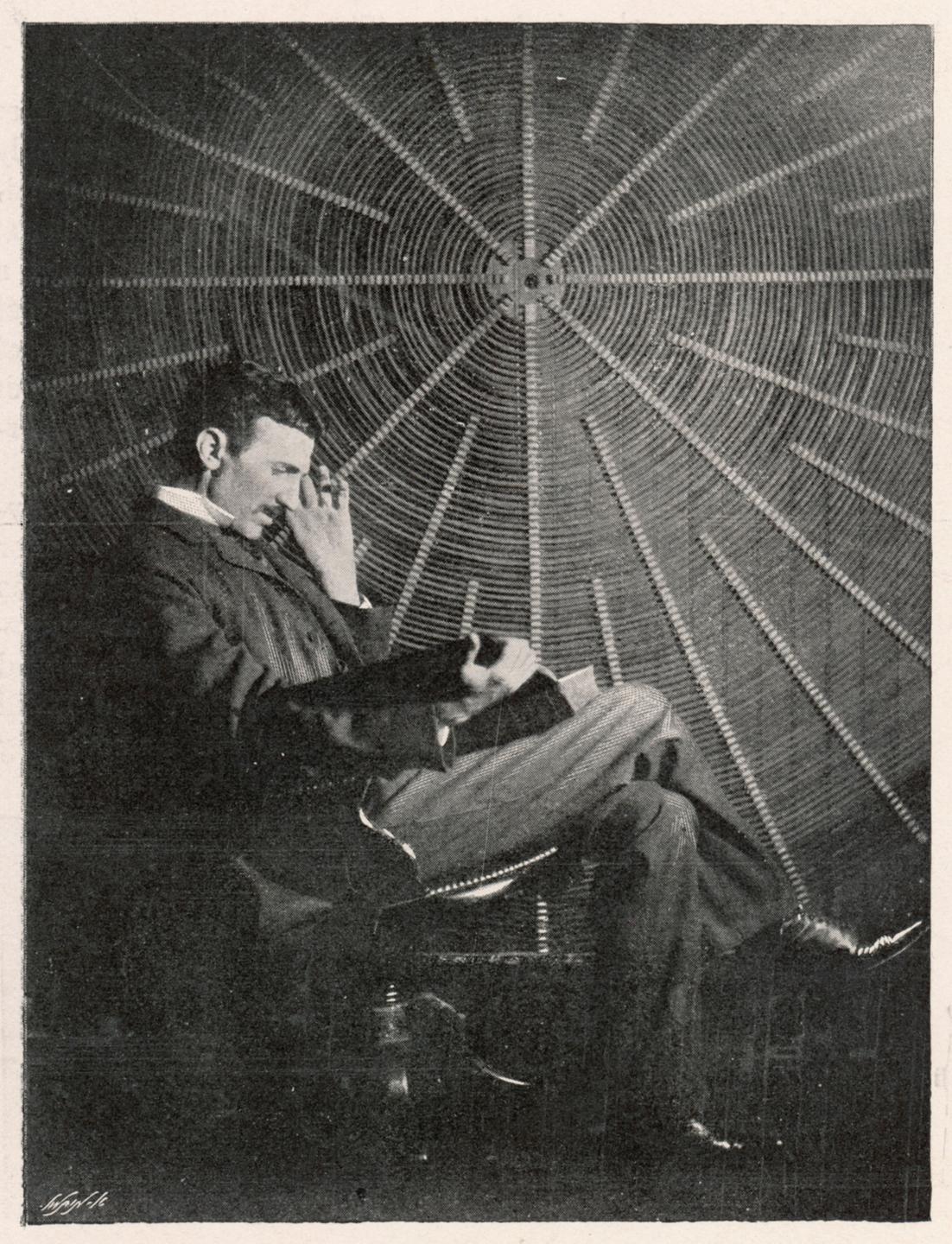 Der Erfinder Nikola Tesla (1856-1943) in seinem amerikanischen Labor (undatiert).