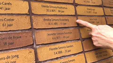 Mauer mit Namen der Holocaust Opfer am Mahnmal Amsterdam, Gaby Glassman hat den Namen ihrer Großmutter gefunden, Amelie Simons-Rosenberg, eine ihrer vier Großeltern, alle am gleichen Tag umgebracht im KZ Sobibor 