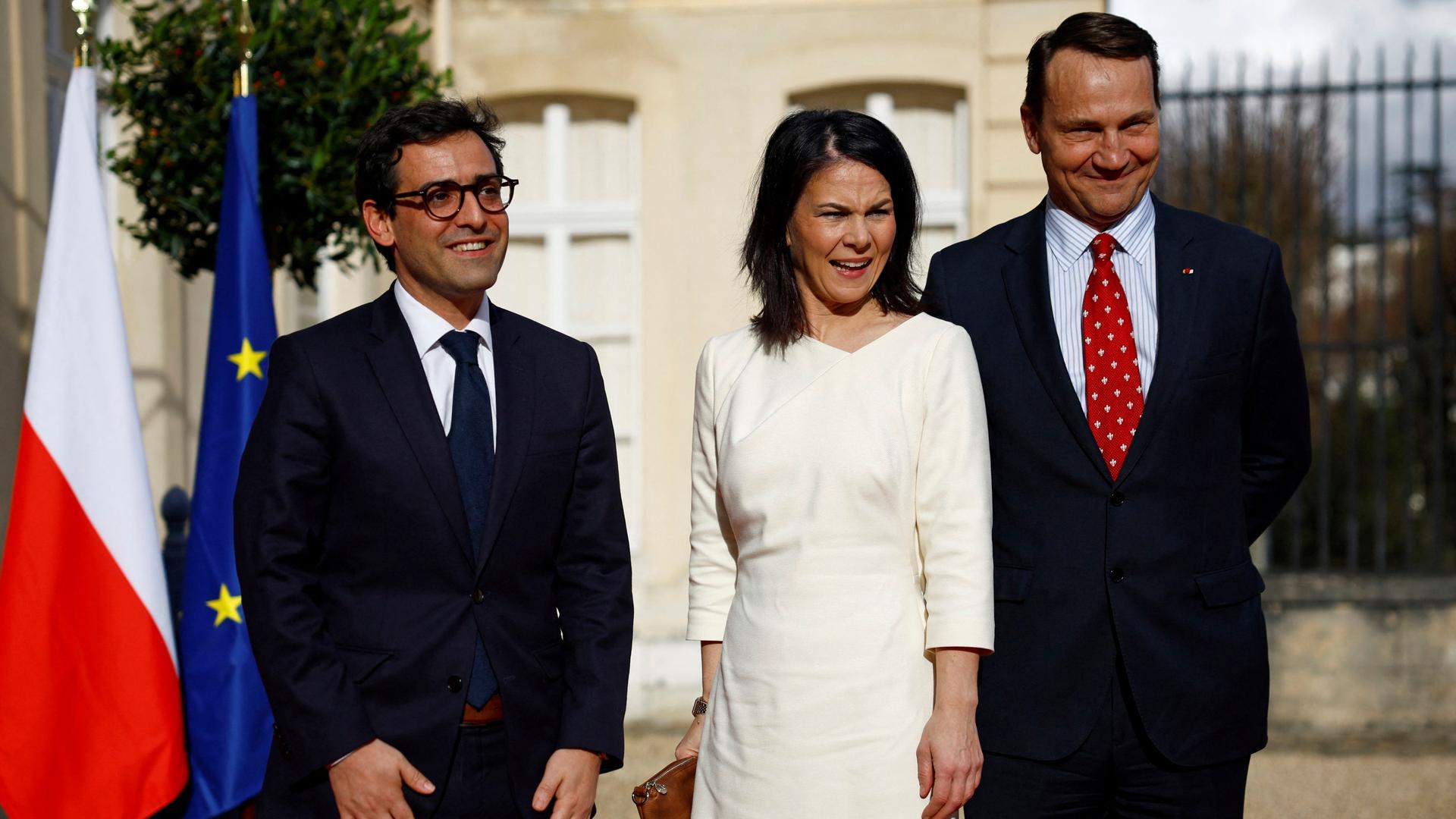 Frankreich: Die Außenminister Frankreichs, Stephane Sejourne, links, Deutschlands, Annalena Baerbock, und Polens, Radoslaw Sikorski, stehen am Chateau de La Celle Saint-Cloud in der Nähe von Paris.
