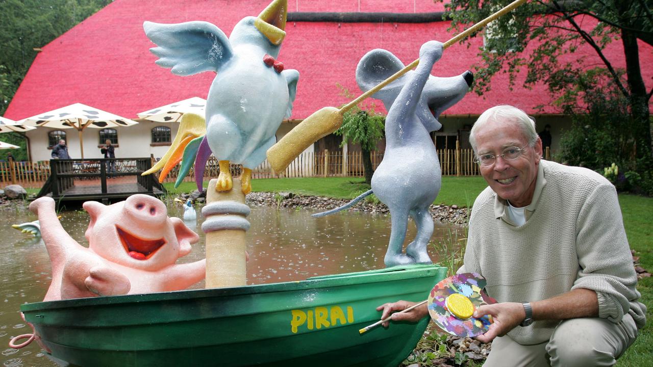 Hannover: Der Kinderbuch-Autor Helme Heine signiert am 21.06.2007 zur Eröffnung der Themenwelt "Mullewapp" im Zoo Hannover ein Boot mit den "Drei Freunden - der dicke Waldemar, Franz von Hahn und Johnny Mauser".