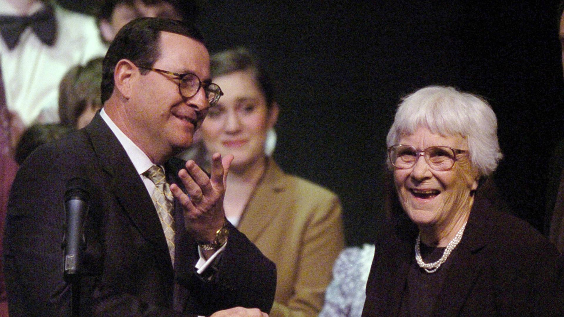 Harper Lee, zusammen mit Alabamas Kulturbeauftragtem Al Head, anlässlich der Premiere der Theaterinszenierung von "To Kill a Mockingbird" am 10. Januar 2007 im Davis Theater von Montgomery. 
