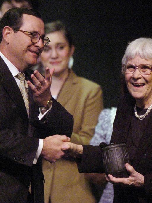 Harper Lee, zusammen mit Alabamas Kulturbeauftragtem Al Head, anlässlich der Premiere der Theaterinszenierung von "To Kill a Mockingbird" am 10. Januar 2007 im Davis Theater von Montgomery. 