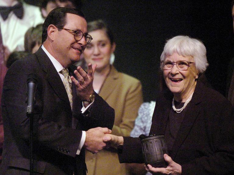 Harper Lee, zusammen mit Alabamas Kulturbeauftragtem Al Head, anlässlich der Premiere der Theaterinszenierung von "To Kill a Mockingbird" am 10. Januar 2007 im Davis Theater von Montgomery. 