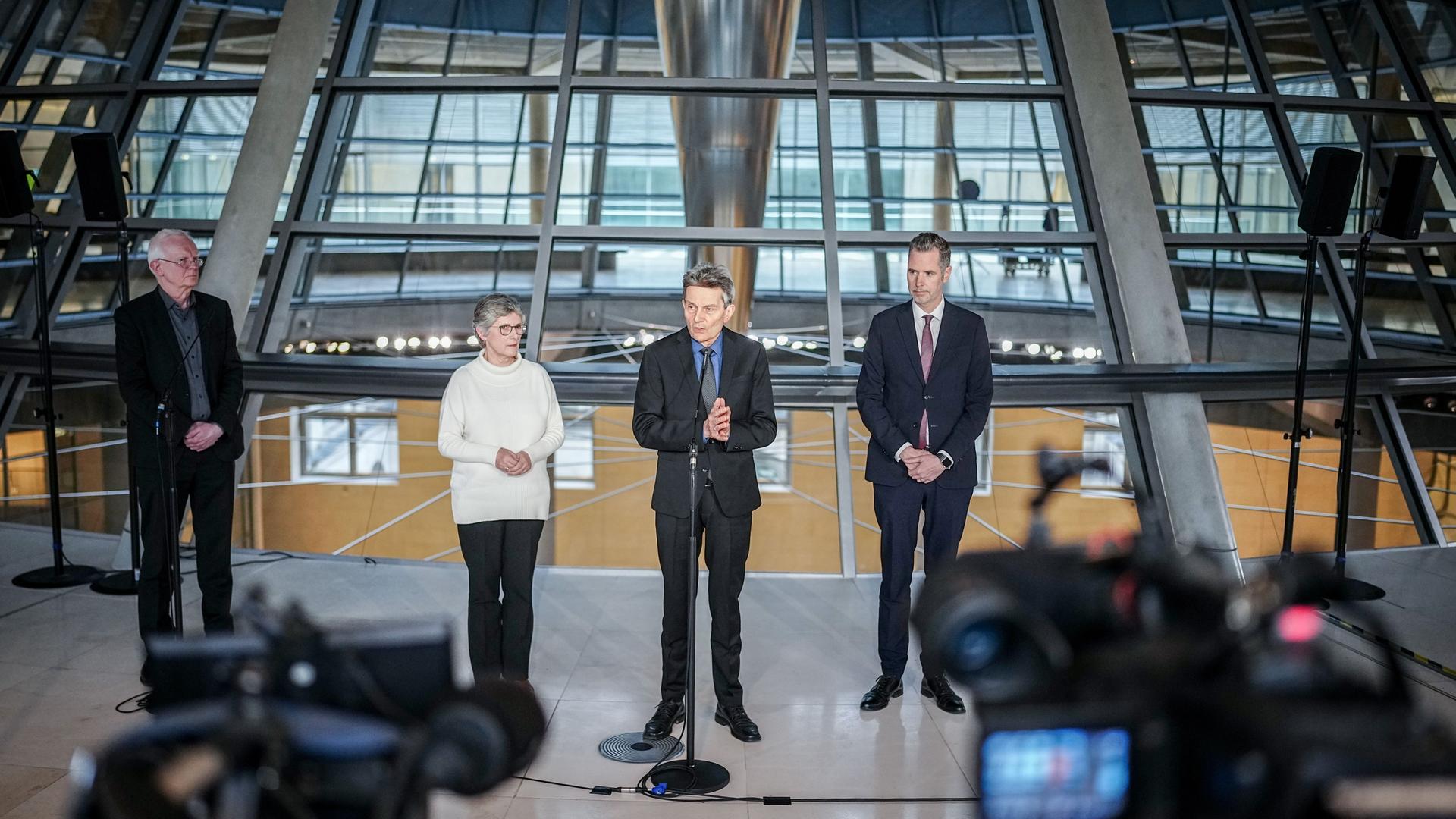 Berlin: Rolf Mützenich (M), Vorsitzender der SPD-Bundestagsfraktion, Britta Haßelmann, Fraktionsvorsitzende von Bündnis 90/Die Grünen, und Christian Dürr (r), Fraktionsvorsitzender der FDP-Bundestagsfraktion, geben ein Pressestatement nach dem Treffen der Ampel-Fraktionsspitzen mit den Landwirtschaftsverbänden. Berlin: Rolf Mützenich (M), Vorsitzender der SPD-Bundestagsfraktion, Britta Haßelmann, Fraktionsvorsitzende von Bündnis 90/Die Grünen, und Christian Dürr (r), Fraktionsvorsitzender der FDP-Bundestagsfraktion, geben ein Pressestatement nach dem Treffen der Ampel-Fraktionsspitzen mit den Landwirtschaftsverbänden.