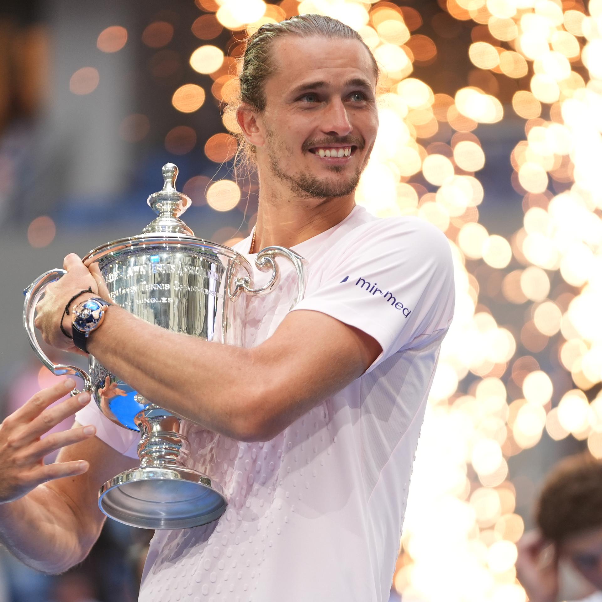13.09.2026, USA, New York: Tennis: Grand Slam/ATP-Tour - US Open, Einzel, Männer, Finale, Zverev (Deutschland) - Shelton (USA). Alexander Zverev hält seinen Pokal, nachdem er das Finale gewonnen hat. Foto: Frank Franklin II/AP/dpa +++ dpa-Bildfunk +++