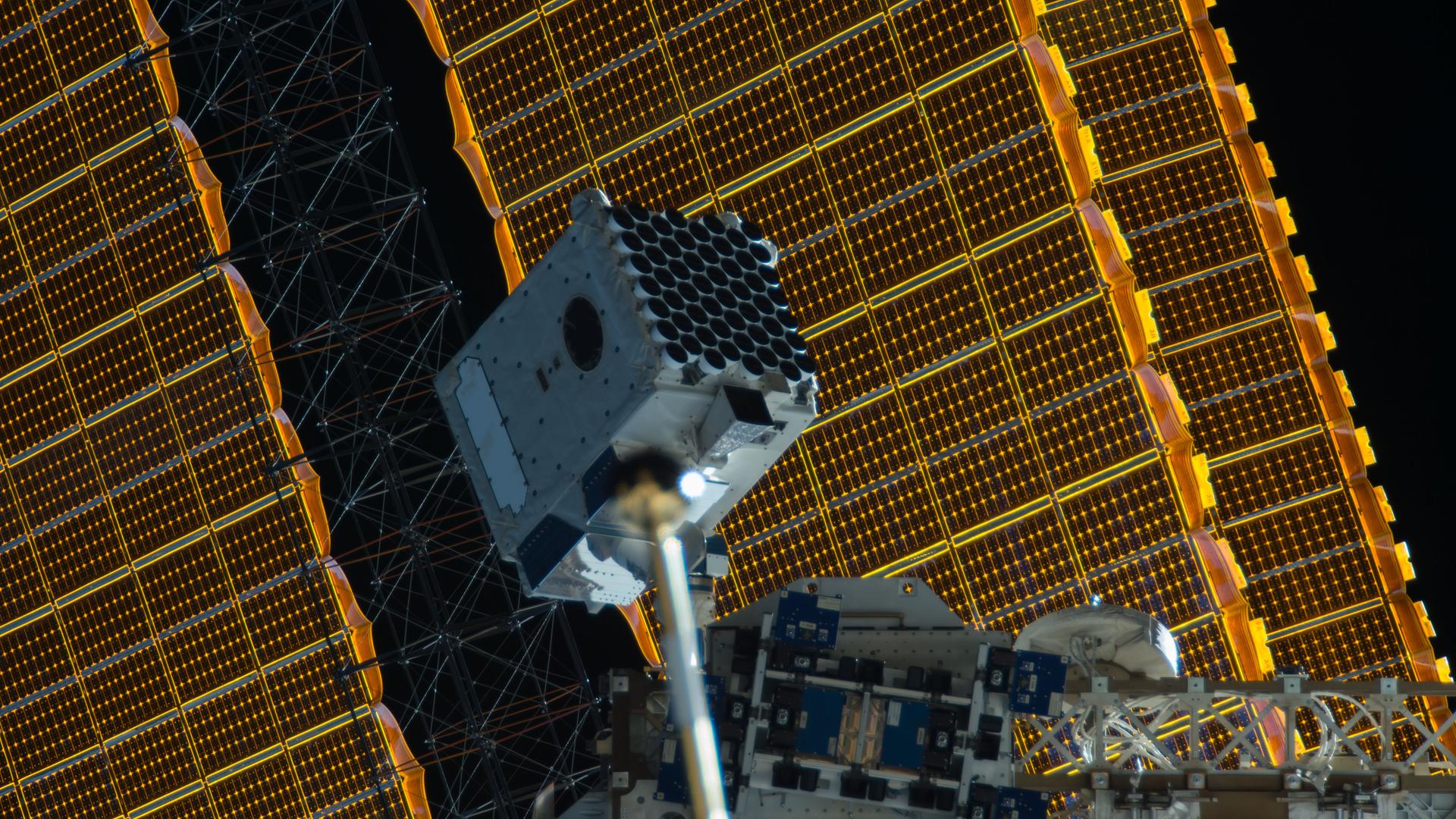 Das NICER-Instrument während einer Himmelsbeobachtung – im Hintergrund sind Teile der Solarzellenflächen der ISS zu sehen.