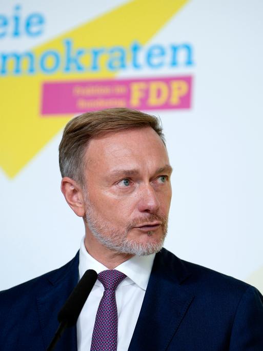 FDP-Parteichef Christian Lindner hält eine Rede. Er steht vor dem Logo seiner Partei.