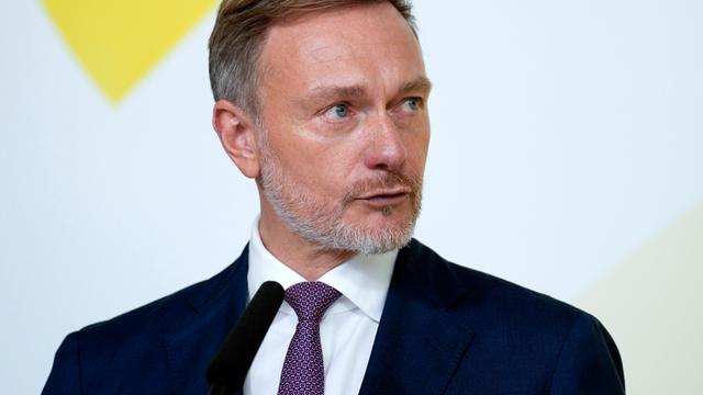 FDP-Parteichef Christian Lindner hält eine Rede. Er steht vor dem Logo seiner Partei.