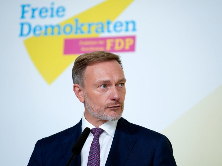 FDP-Parteichef Christian Lindner hält eine Rede. Er steht vor dem Logo seiner Partei.