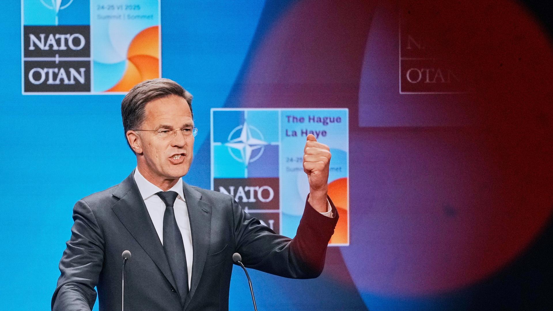 NATO-Generalsekretär Mark Rutte nimmt an einer Pressekonferenz vor dem bevorstehenden NATO-Gipfel in Den Haag teil und gestikuliert. NATO-Generalsekretär Mark Rutte nimmt an einer Pressekonferenz vor dem bevorstehenden NATO-Gipfel in Den Haag teil und gestikuliert.