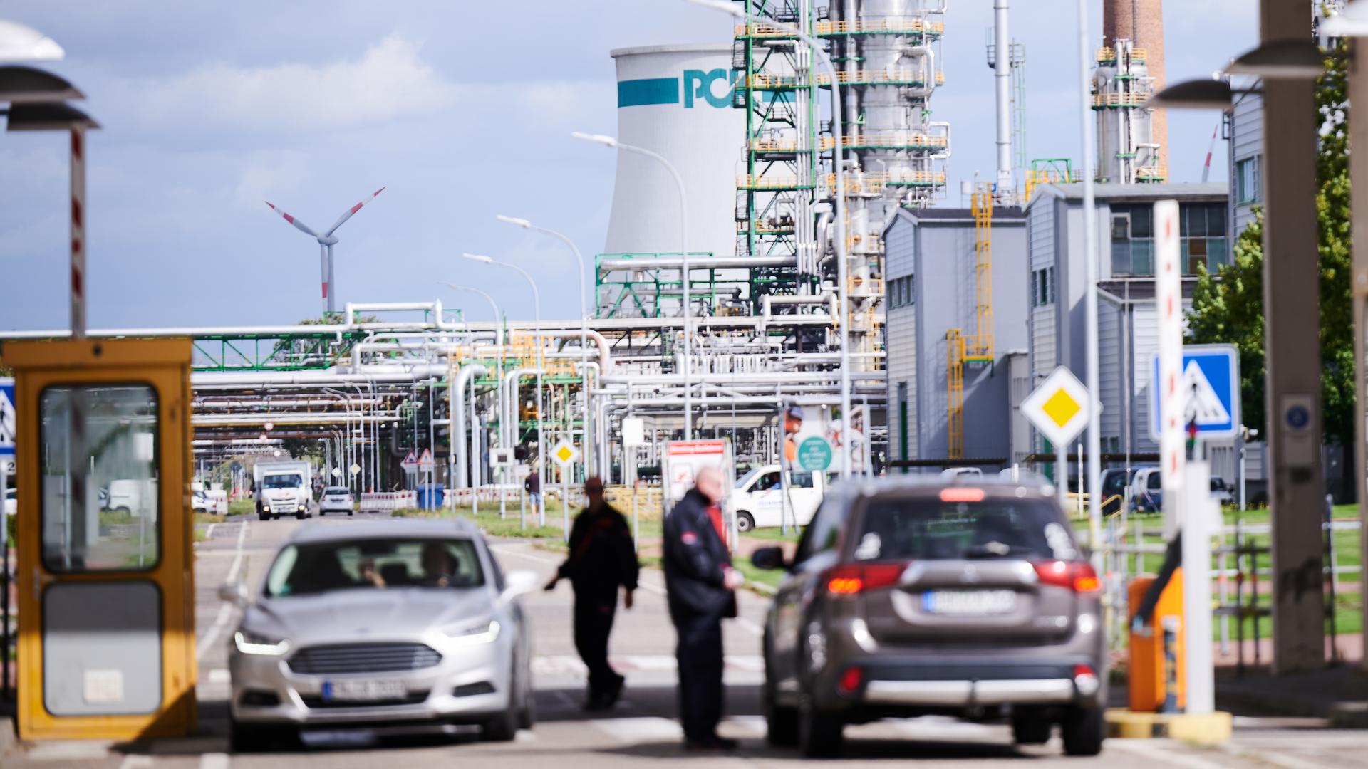 Zwei Autos werden am Eingang der PCK Raffinerie in Schwedt kontrolliert. 