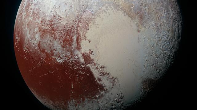 Ein Foto des Zwerg-Planeten Pluto. Man sieht Einschlagkrater und eine herzförmige Struktur auf der rechten Bildhälfte