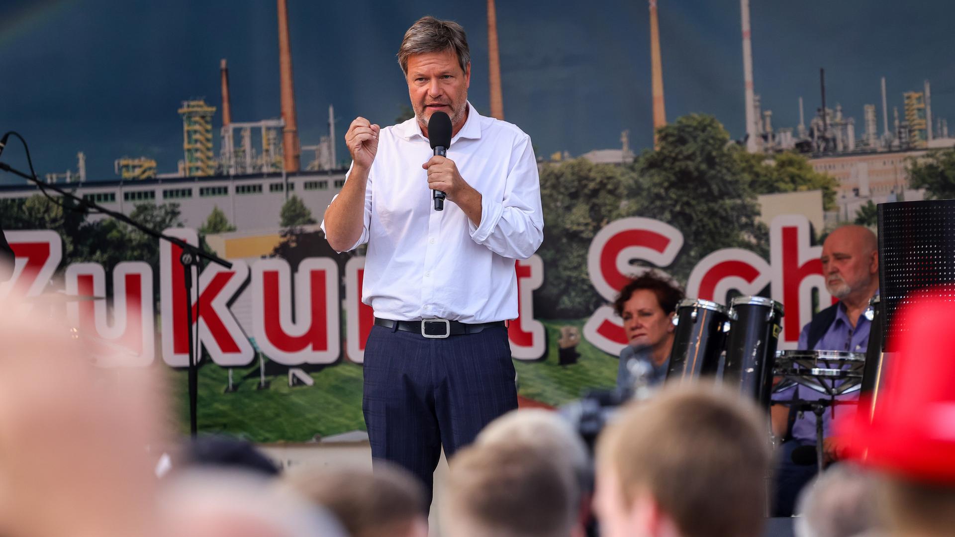 Bundeswirtschaftsminister Robert Habeck in Schwedt an der Oder im Gespräch mit Arbeitern.