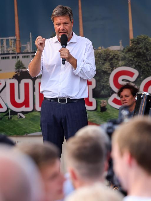 Bundeswirtschaftsminister Robert Habeck in Schwedt an der Oder im Gespräch mit Arbeitern.