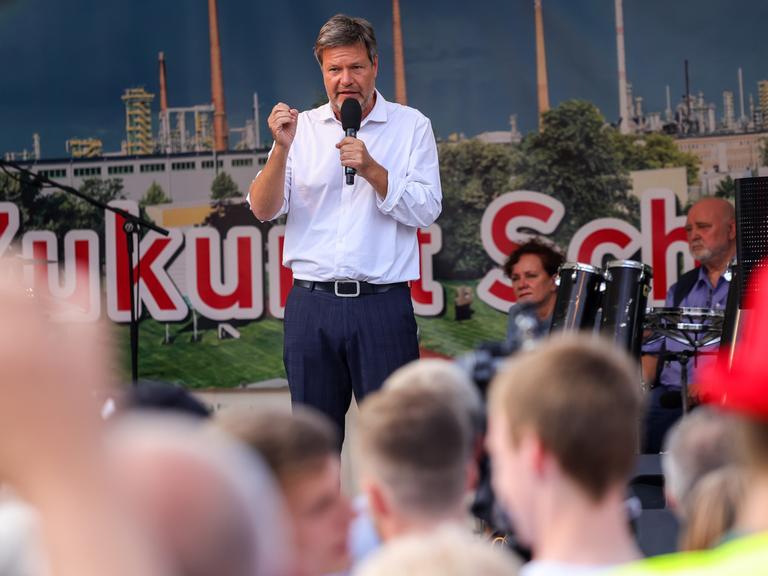 Bundeswirtschaftsminister Robert Habeck in Schwedt an der Oder im Gespräch mit Arbeitern.