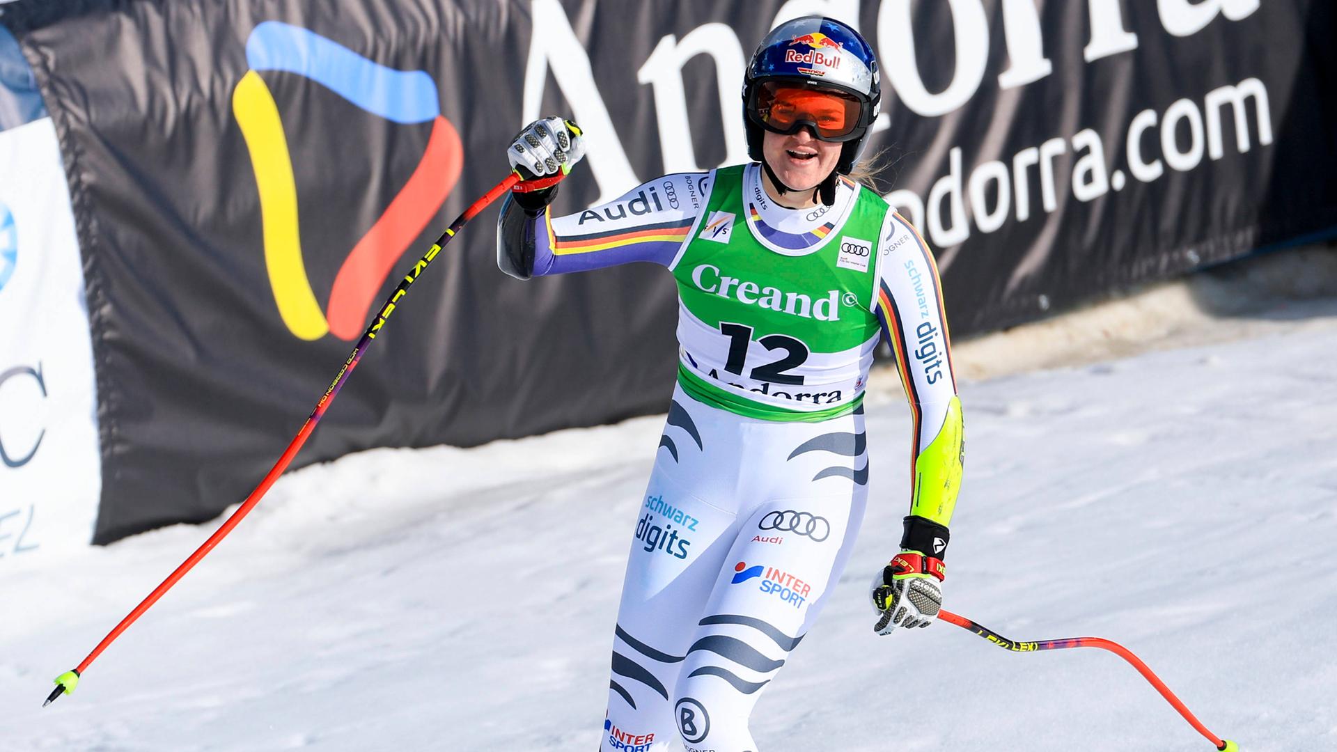 Skifahrerin Emma Aicher jubelt. Skifahrerin Emma Aicher jubelt.