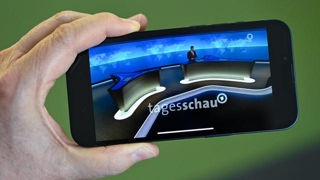 Ein Smartphone mit der Tagesschau-App.
