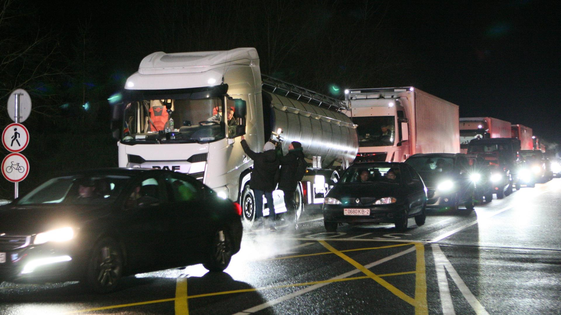 Lkw's und Autos stehen an der litauischen Grenze zu Belarus.2 Lkw's und Autos stehen an der litauischen Grenze zu Belarus.2