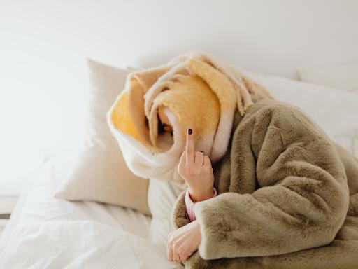 Nonverbales Fluchen: eine Frau präsentiert ihren Mittelfinger