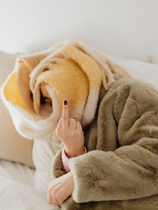 Nonverbales Fluchen: eine Frau präsentiert ihren Mittelfinger Nonverbales Fluchen: eine Frau präsentiert ihren Mittelfinger