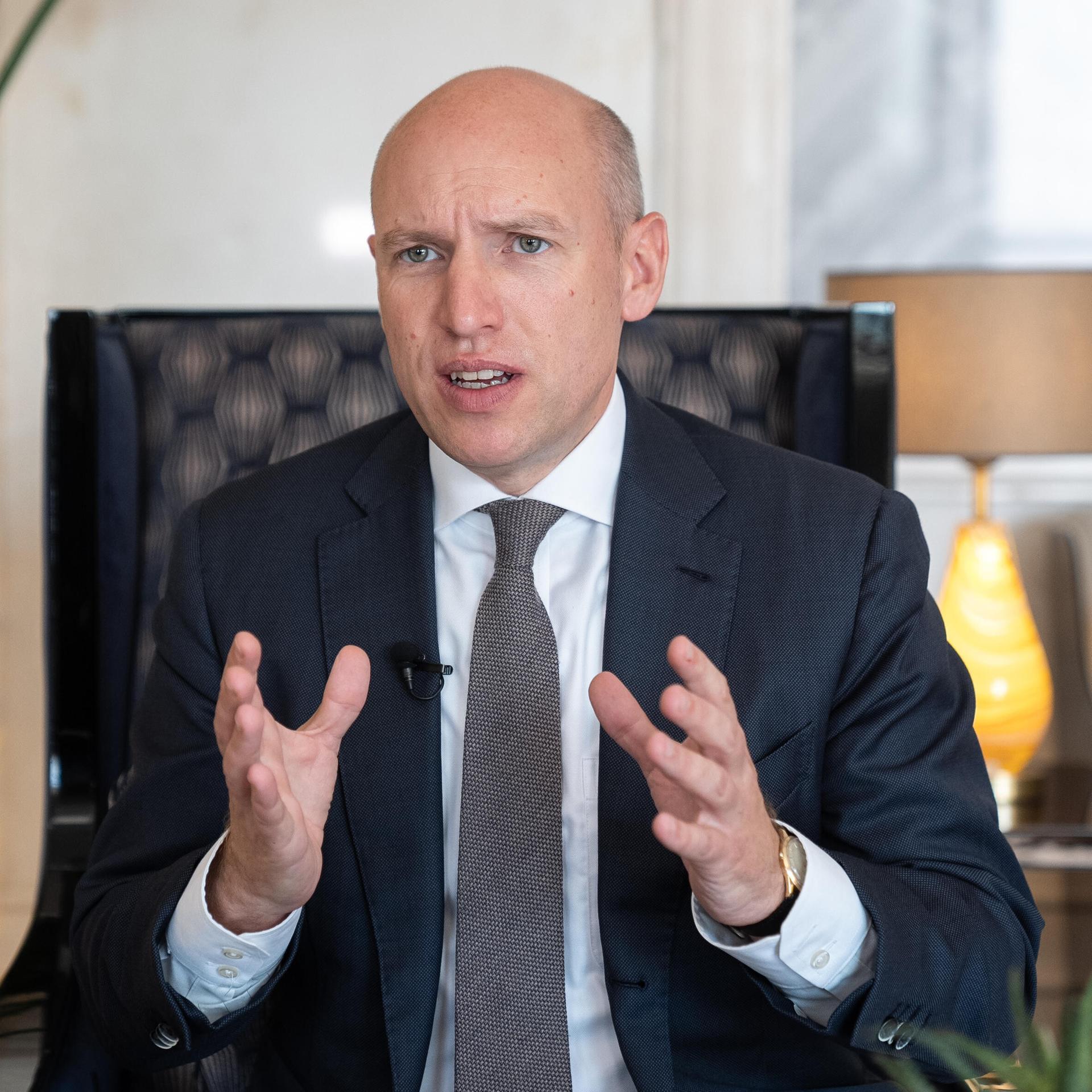 Das Foto zeigt den CDU-Politiker Manfred Pentz. Er ist von vorne zu sehen, hält beide Hände hoch und gestikuliert mit ihnen.