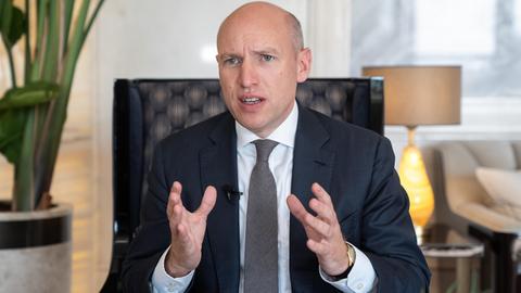 Das Foto zeigt den CDU-Politiker Manfred Pentz. Er ist von vorne zu sehen, hält beide Hände hoch und gestikuliert mit ihnen.