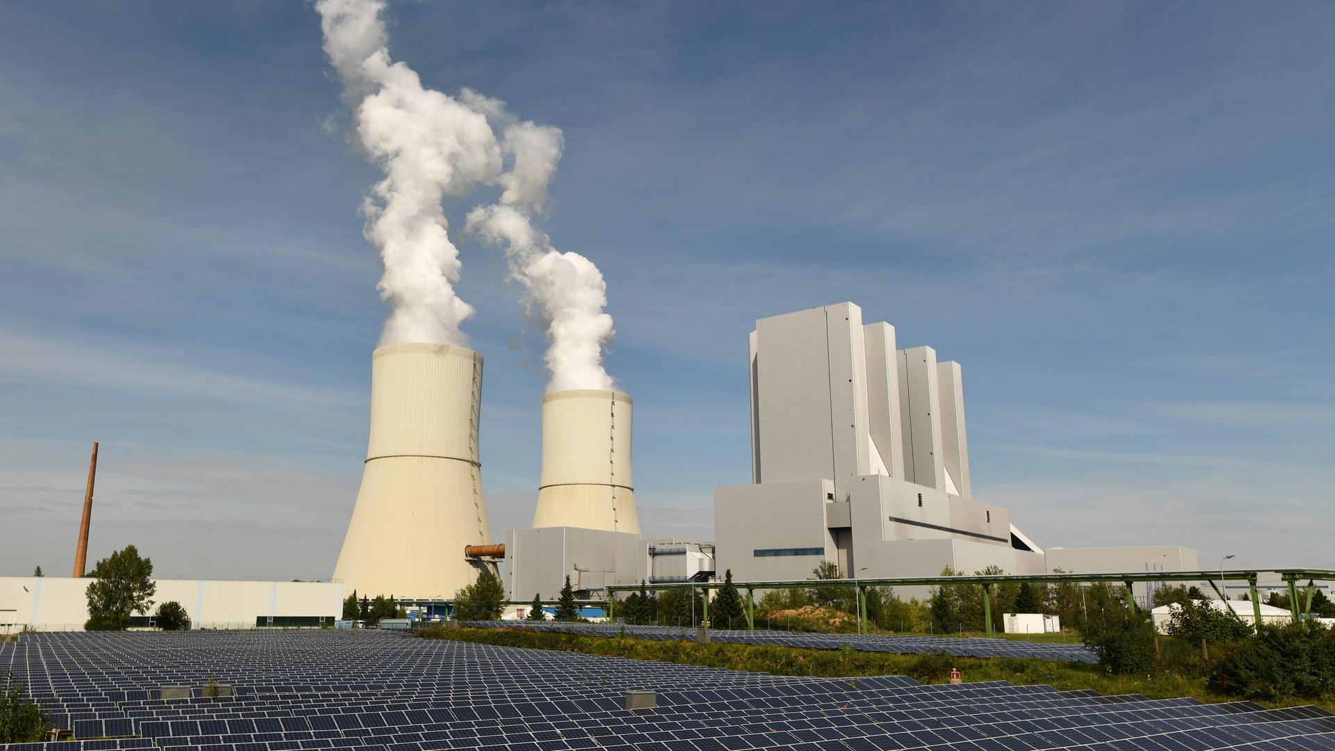 Berlin - Bundeskabinett einigt sich auf Zuschaltung von Braunkohlekraftwerken im Winter - Klimaschutzprogramm gebilligt